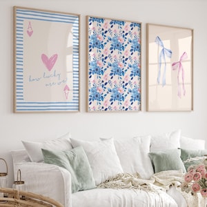 Rosa und blaue Blumenbogen-Wand-Kunst-Satz von 3, Preppy Ace-Karten-Druck, wie glücklich wir sind, Druck, trendige ästhetische kokette Wohnheim-Collegeraumdekor