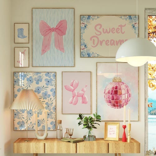 8-teiliges Set Wandbilder im Preppy-Stil in Blau und Rosa, verspielte Deko fürs Studentenwohnheim für Teenager-Mädchen