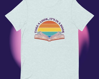 Kijk eens, het zit in een boek-T-shirt - Inspirerend leesregenboog-unisex-T-shirt voor boekenliefhebbers