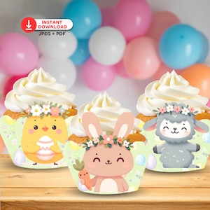 Può includere: Tre cupcake con glassa bianca, ciascuno in un involucro decorativo a tema pasquale. Gli involucri presentano un pulcino giallo, un coniglietto rosa con una carota e un agnello grigio, tutti adornati da corone floreali. Lo sfondo include palloncini.