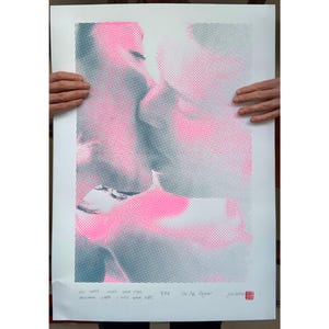Handgjorda KISS ME-zeeftryck: retro popart, neonroze lippen