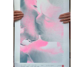 Handgemaakte KISS ME-zeefdruk: retro popart, neonroze lippen