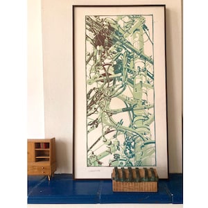 Könnte beinhalten: Ein gerahmter vertikaler Druck mit einer detaillierten Illustration eines Strommasts mit komplexer Verkabelung und Ausrüstung. Das Kunstwerk verwendet eine Palette aus gedämpften Grün- und Dunkelbrauntönen auf hellem Grund in einem dünnen Rahmen.