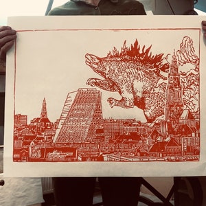 Handgemaakte DIN A2 Linoldruckplatte groot - GODZILLA in GRONINGEN - Japan Movie Monster Poster Reliëf Kaija kunst retro Martinitoren Martini