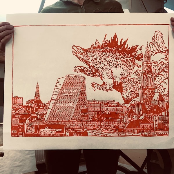 Handgefertigter DIN A2 Linolschnittdruck groß – GODZILLA in GRONINGEN – Japan Movie Monster Poster Relief Kaija Art Retro Martinitoren Martini