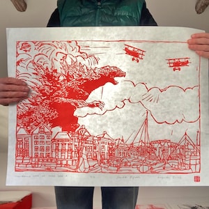 Handgemaakte DIN A2 Lino Cut Print Large - GODZILLA in GRONINGEN - Japan Movie Monster Poster Relief Kaija art retro vliegtuig tweedekker