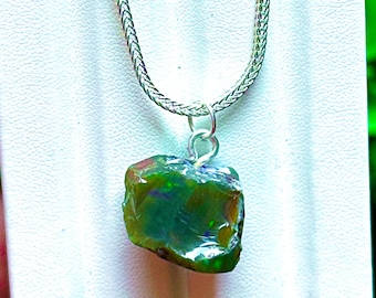 Colgante de ópalo negro en bruto: piedra natural, cadena de acero inoxidable de 21 x 17 mm