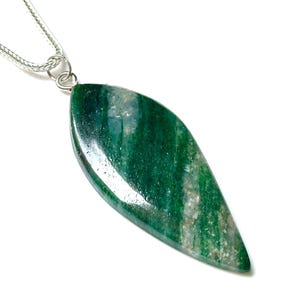 グリーンアベンチュリンリーフペンダントネックレス：ボヘミアンヒーリングクリスタルジュエリー