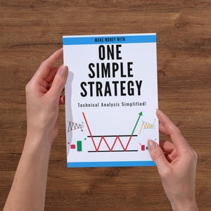 Peut inclure: Un livre blanc et bleu intitulé "Make Money With One Simple Strategy" avec le sous-titre "Technical Analysis Simplified!". Le livre présente un graphique avec des lignes et des flèches rouges et vertes. Le livre est tenu par deux mains.