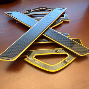 Carbon Fiber Set for Road Glide & Street Glide - 2009 + (latch inserts and tank emblems with gold outline)