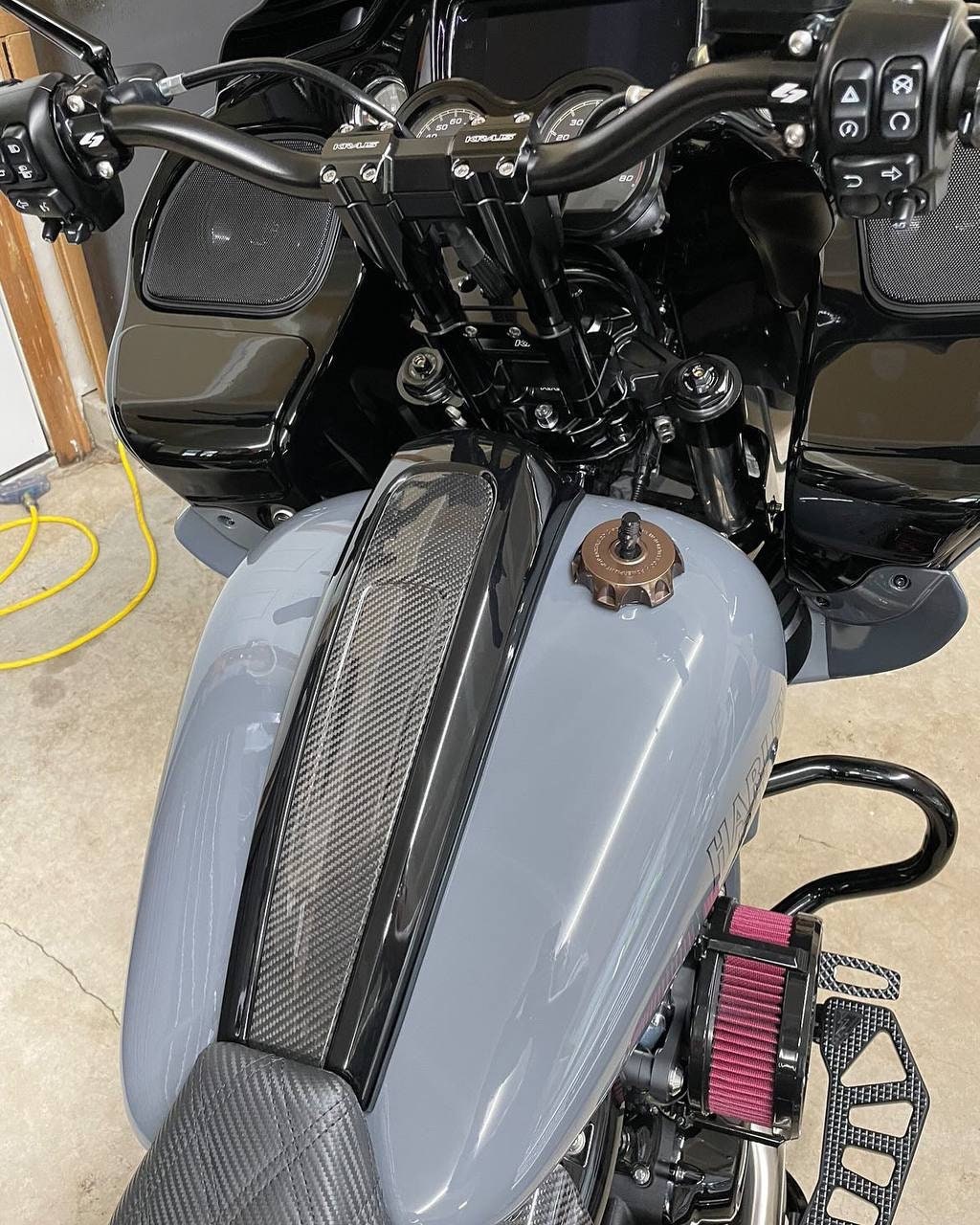 Harley-Davidson シート Vivid Black Stretched Extended Side Cover Panel For Harley