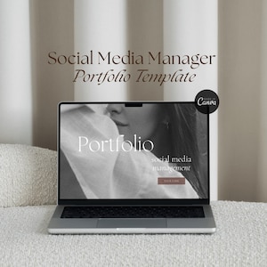 Puede incluir: Un ordenador portátil que muestra un sitio web con el texto "Portfolio" y "Gestión de redes sociales". El sitio web está diseñado para un administrador de redes sociales y presenta una foto en blanco y negro de una pareja.