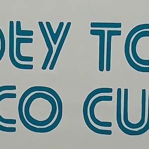 Puede incluir: Un gráfico azul turquesa con el texto "HOOTY TOOTY DISCO CUTIE!" en un estilo de fuente retro.