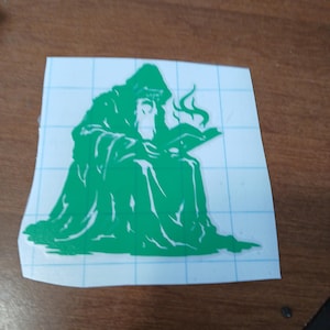 Adesivo de Mago Sentado; Adesivo para Laptop; Adesivo para Janela; Adesivo para Para-choque