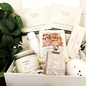 Enviando abrazos / Descanso, relajación y restauración / Un hermoso agradecimiento / Un cumpleaños elegante / Caja de regalo con delicias para consentirte