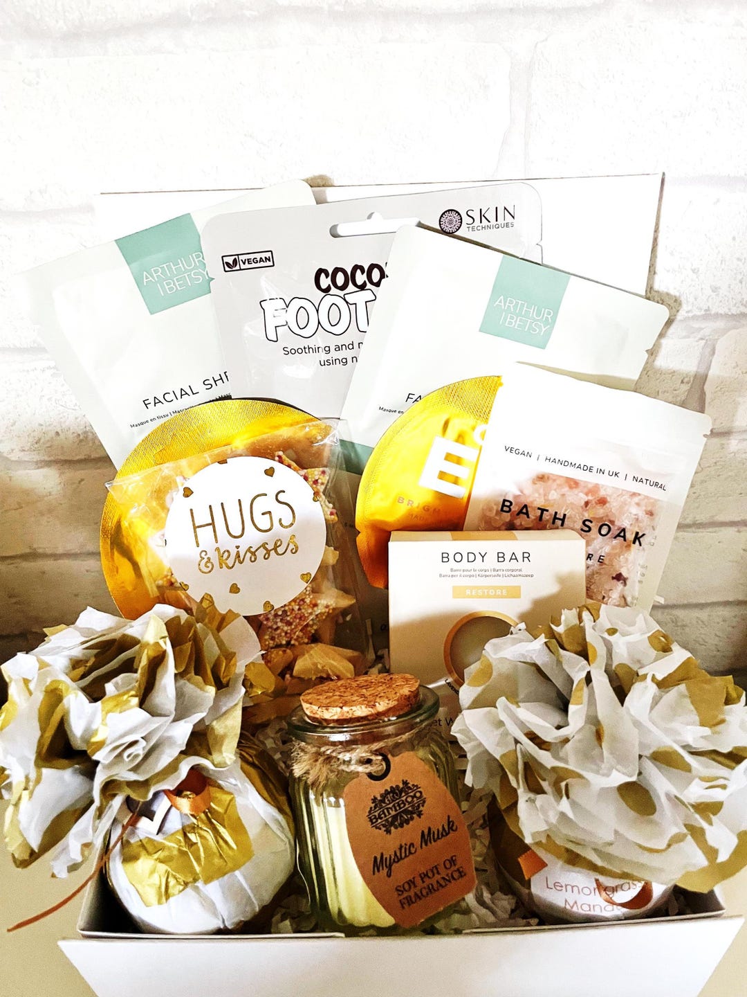 Hugs + Kisses Pamper Hamper With Soy Candle, Beauty Treats, Bath Bombs ...