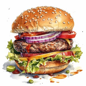 Op de afbeelding: Een sappige hamburger met een sesamzaadjesbroodje, sla, tomaat, ui en een rundvleespatty. De hamburger is bedekt met ketchup en mosterd en ligt op een witte achtergrond.