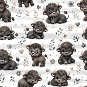 Op de afbeelding: Een naadloos patroon met illustraties van donkergrijze babybizons met kleine hoorns, grote ogen en roze wangen. Het ontwerp bevat kleine grijze hartjes, delicate bloemtakjes en eenvoudige bloemen op een witte achtergrond.