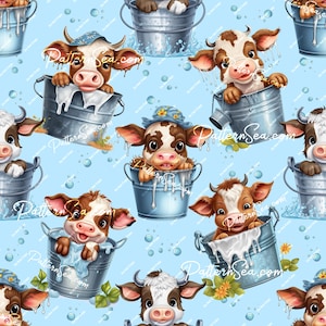 Puede incluir: Un patrón sin costuras con adorables vacas de dibujos animados en cubos azules sobre un fondo azul claro. Las vacas son marrones y blancas con ojos y narices negros. Los cubos están llenos de leche blanca y tienen asas azules. Hay pequeñas burbujas blancas dispersas por todo el patrón.