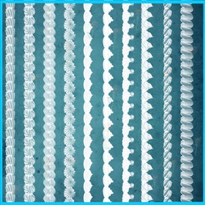 K&ouml;nnte beinhalten: Eine Sammlung wei&szlig;er Zuckergussr&auml;nder in verschiedenen Designs, die vertikal vor einem t&uuml;rkisfarbenen, strukturierten Hintergrund dargestellt werden. Die R&auml;nder zeigen verschiedene Spritztechniken, darunter Wirbel, Rosetten und strukturierte Linien, ideal f&uuml;r Tortendekoration.