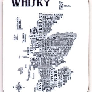 Puede incluir: Un posavasos blanco con un contorno negro de Escocia. El contorno está lleno de palabras relacionadas con el whisky escocés, incluidos los nombres de las destilerías, las regiones y los procesos. La palabra "WHISKY" está en la parte superior del posavasos.