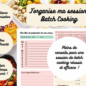 Könnte beinhalten: Ein druckbares Arbeitsblatt mit einem rosa-grünen Farbschema, betitelt "J'organise ma session Batch Cooking". Das Arbeitsblatt enthält einen Abschnitt zum Planen von Mahlzeiten und Rezepten, einen Abschnitt zum Auflisten von Zutaten und einen Abschnitt mit Tipps zum Batch-Kochen. Das Arbeitsblatt ist von Bildern verschiedener Lebensmittelbehälter umgeben, die mit bunten Zutaten gefüllt sind.