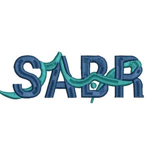 Può includere: La parola "SABR" ricamata in un font stilizzato, con una combinazione di colori blu e verde acqua. Le lettere sono blu scuro, con accenti verde acqua e un design verde acqua fluente sovrapposto alle lettere. Lo sfondo è bianco.
