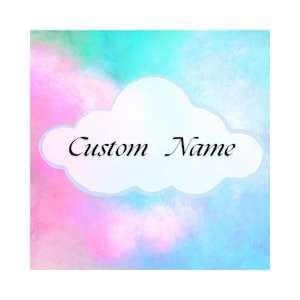 Puede incluir: Un fondo de acuarela rosa pastel y azul con una forma de nube blanca en el centro. La nube tiene el texto "Custom Name" escrito en negro.