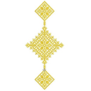 Puede incluir: Un colgante de color dorado con un diseño geométrico. El colgante está formado por tres piezas en forma de diamante conectadas por cadenas.