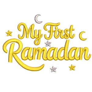 Op de afbeelding: Een goudkleurig geborduurd ontwerp met de tekst "My First Ramadan". Het ontwerp bevat een maan, sterren en decoratieve letters, perfect om de eerste Ramadan van een kind te vieren.