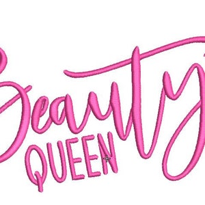 以下が含まれることがあります： 「Beauty Queen」とピンク色の筆記体で書かれた文字。Bの上に小さなピンク色の王冠がある。