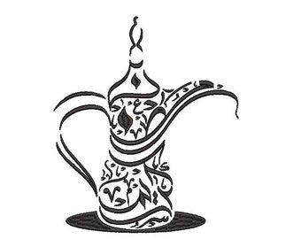 Peut inclure: Une illustration en noir et blanc d'une cafetière arabe traditionnelle, appelée dallah, avec des motifs de calligraphie complexes.