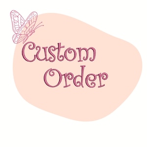 Puede incluir: Un gráfico de mariposa rosa y blanca con el texto "Custom Order" en una fuente cursiva rosa sobre un fondo melocotón.