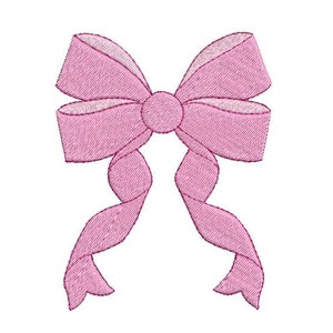 Può includere: Un fiocco rosa ricamato digitalmente con una texture dettagliata. Il fiocco presenta due anelli su ogni lato e due code fluenti. Il design è centrato su uno sfondo bianco, mostrando i delicati dettagli del fiocco.