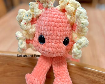 Peluche de ajolote de ganchillo hecho a mano: un animal de peluche suave, un lindo amigo acuático y un regalo.