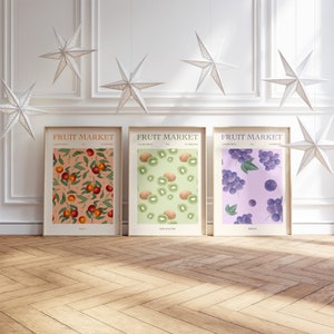 Juego de carteles de mercado de frutas: melocotón, kiwi y uvas. Ilustración botánica. Decoración de cocina. Elige tu regalo de Navidad favorito.