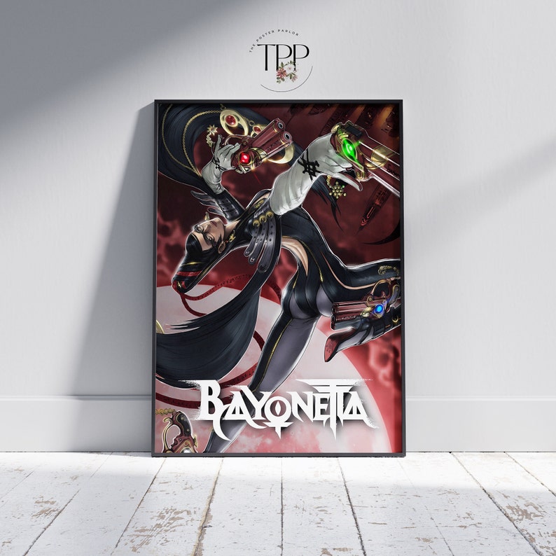 Pu&ograve; includere: Un poster nero e rosso con un personaggio femminile con lunghi capelli neri, che indossa un abito nero e viola, tenendo due pistole. Il personaggio &egrave; in una posa d'azione dinamica. Il poster ha il testo "BAYONETTA" in lettere bianche.