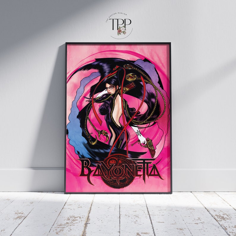 Pu&ograve; includere: Un poster con un'illustrazione stilizzata di una donna con lunghi capelli neri, vestita di nero e che tiene una pistola. Lo sfondo &egrave; rosa con sfumature blu e viola vorticose. Il testo "BAYONETTA" &egrave; scritto in un font stilizzato nella parte inferiore del poster.