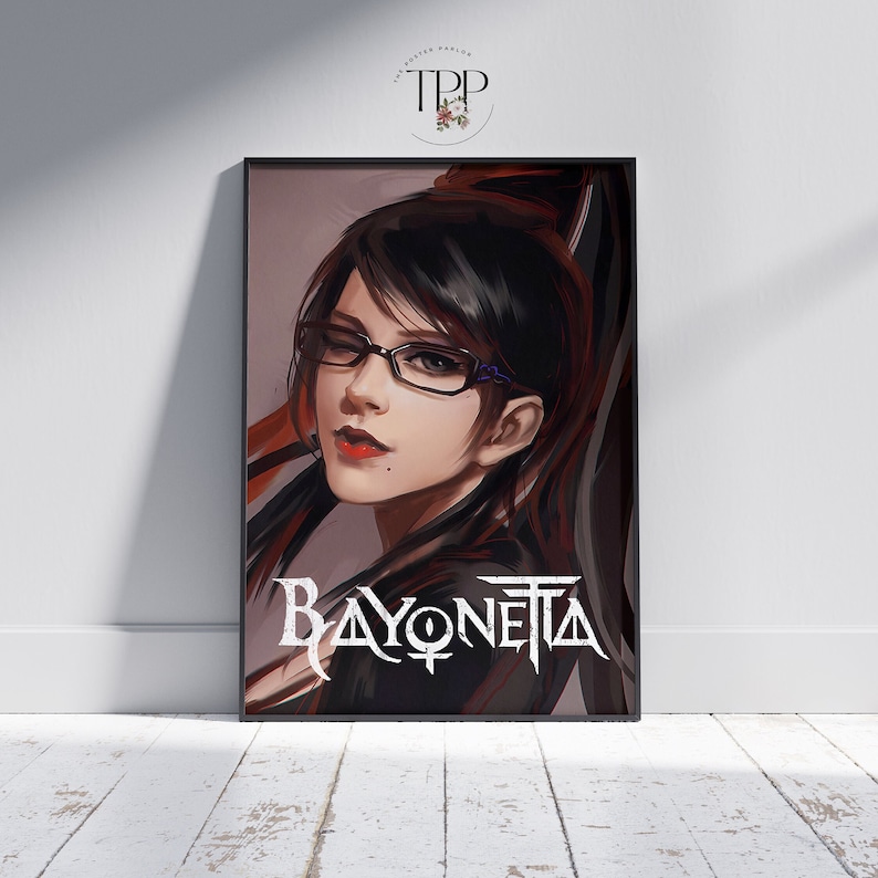 Pu&ograve; includere: Una stampa d'arte digitale con un ritratto di Bayonetta, un personaggio di videogioco. Ha i capelli lunghi e neri, rossetto rosso e indossa gli occhiali. Lo sfondo &egrave; di colore rosso scuro e nero. Il testo "BAYONETTA" &egrave; scritto in un font stilizzato sotto il suo ritratto.