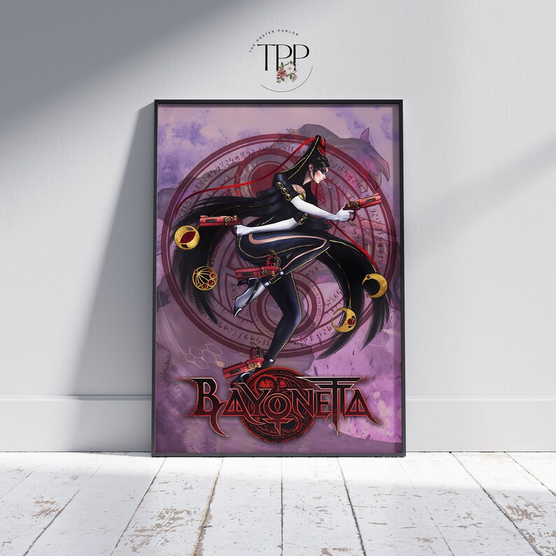 Pu&ograve; includere: Un poster con un'illustrazione stilizzata di una donna con lunghi capelli neri, vestita di nero e che tiene due pistole. Lo sfondo &egrave; un gradiente viola e rosa con un design circolare e la parola "BAYONETTA" in lettere rosse.