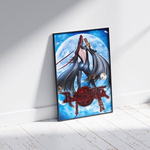 Pu&ograve; includere: Un poster con un personaggio di videogioco, Bayonetta, con un abito nero e capelli lunghi e neri, in piedi davanti a un cielo blu con una grande luna. Il testo "BAYONETTA" &egrave; scritto in lettere rosse.