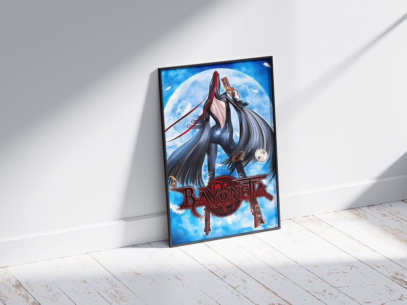 Pu&ograve; includere: Un poster con un personaggio di videogioco, Bayonetta, con un abito nero e capelli lunghi e neri, in piedi davanti a un cielo blu con una grande luna. Il testo "BAYONETTA" &egrave; scritto in lettere rosse.