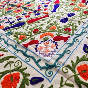 Embroidered Suzani Throw (222 x 146cm) Embroidered Suzani Throw (222 x 146cm)