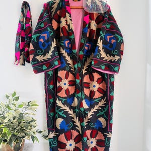 Broderad kimono med blommönster | Handgjord morgonrock | lång vinterkappa | Suzani kimono för brudtärnor | Julklapp. bild 3