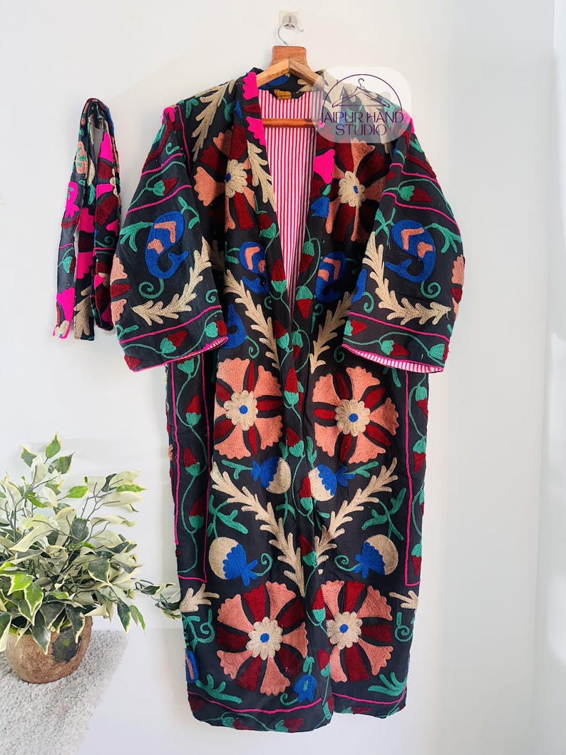 Broderad kimono med blommönster | Handgjord morgonrock | lång vinterkappa | Suzani kimono för brudtärnor | Julklapp. bild 3