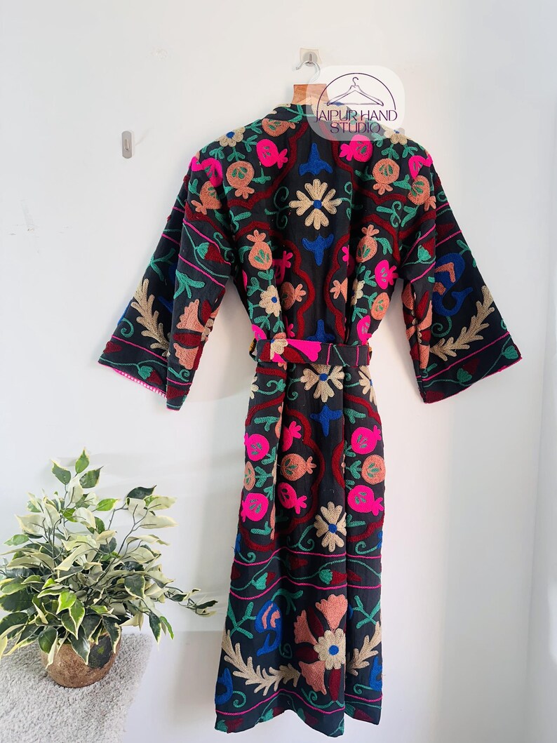 Broderad kimono med blommönster | Handgjord morgonrock | lång vinterkappa | Suzani kimono för brudtärnor | Julklapp. bild 7