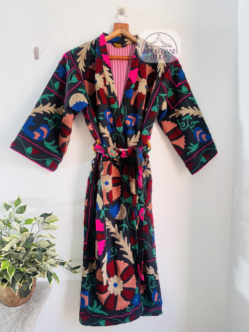 Broderad kimono med blommönster | Handgjord morgonrock | lång vinterkappa | Suzani kimono för brudtärnor | Julklapp. bild 1