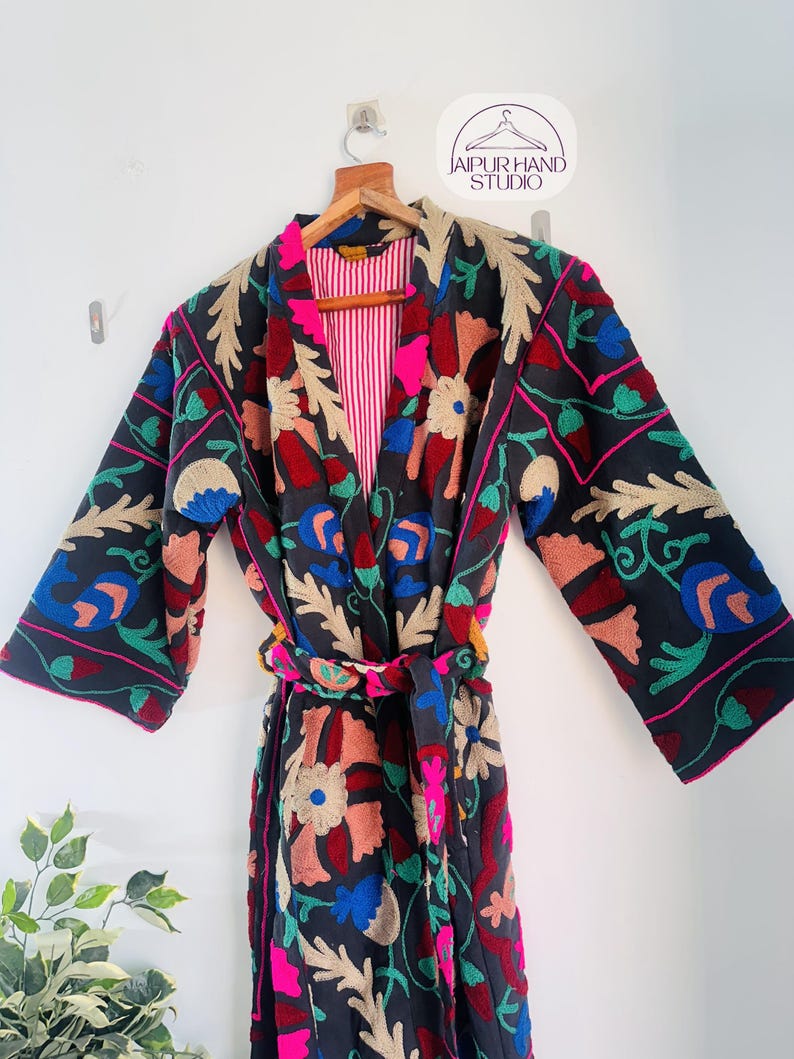 Broderad kimono med blommönster | Handgjord morgonrock | lång vinterkappa | Suzani kimono för brudtärnor | Julklapp. bild 6
