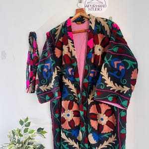Broderad kimono med blommönster | Handgjord morgonrock | lång vinterkappa | Suzani kimono för brudtärnor | Julklapp. bild 4