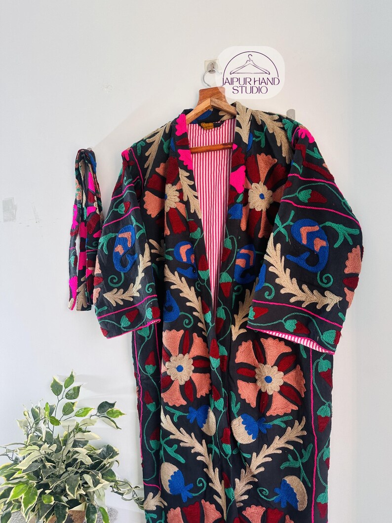 Broderad kimono med blommönster | Handgjord morgonrock | lång vinterkappa | Suzani kimono för brudtärnor | Julklapp. bild 4